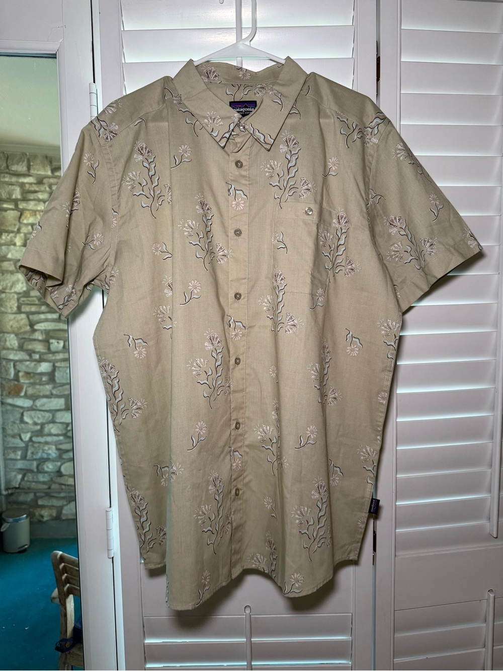 Patagonia Beige Short-Sleeve Button-Down Shirt with Subtle Floral Pattern